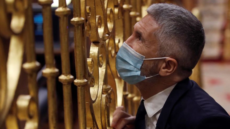 El ministro de Interior, Fernando Grande-Marlaska, conversa con un diputado durante una nueva sesión de control al Gobierno, este miércoles, en el Congreso de los Diputados. EFE/Juan Carlos Hidalgo