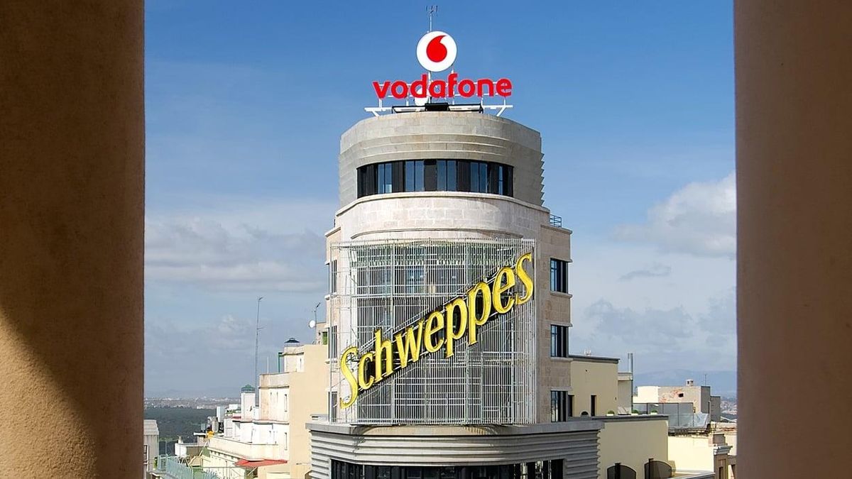 50 años del neón de Schweppes: recorrido visual por un emblema de Madrid