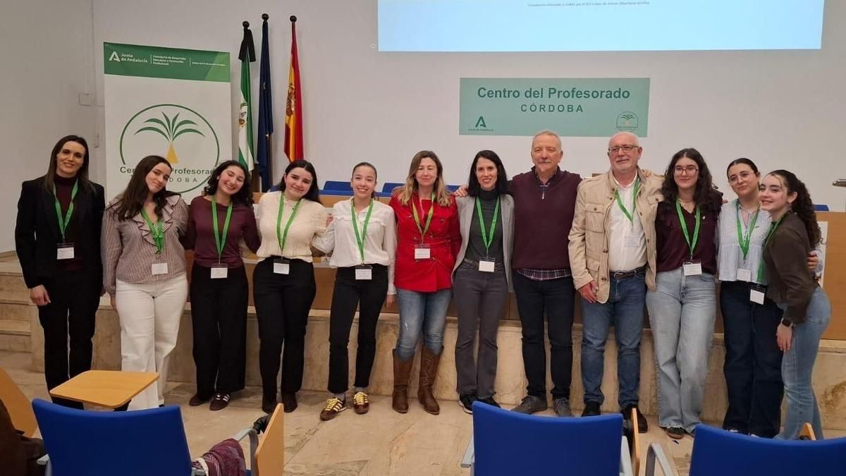 Ganadores (dcha) y subcampeones en lengua castellana.