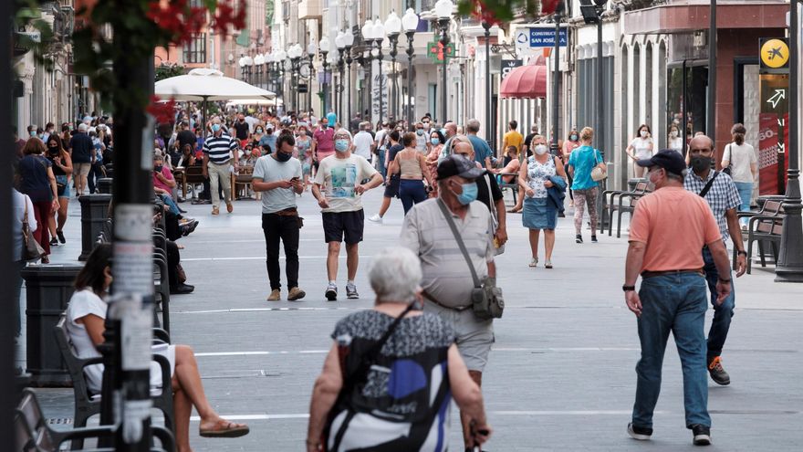 La incidencia de la COVID-19 baja en Canarias a casi 50 casos por 100.000 habitantes, con cuatro islas en semáforo rojo desde este sábado