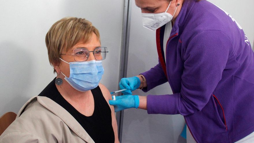 Este miércoles ha recibido la primera dosis de la vacuna de AstraZeneca la consellera de Sanidad, Ana Barceló, en el centro de salud de Elda.