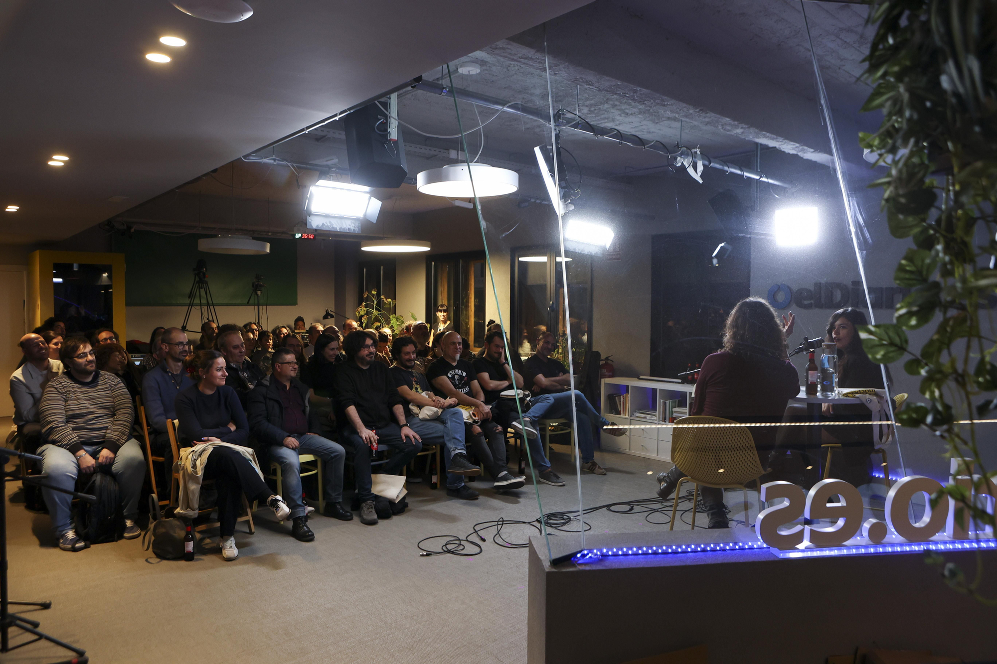 Quique González en la redacción de elDiario.es