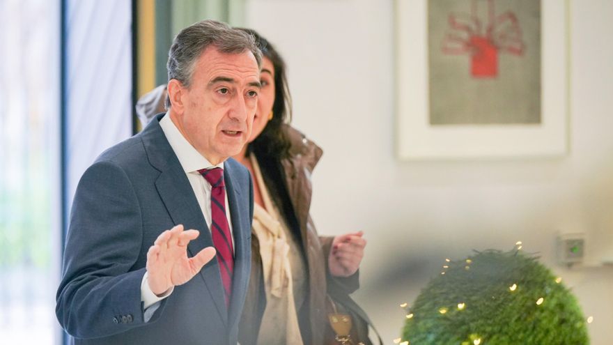El presidente del EBB, Aitor Esteban, a su llegada al debate de los Presupuestos de 2026, en el Parlamento vasco, a 23 de diciembre de 2025, en Vitoria-Gasteiz, Álava, País Vasco (España).