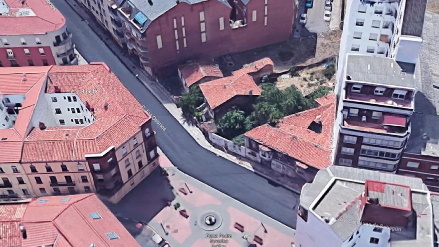 Los chalés derribados en Los Osorios y detrás, posible prolongación de la calle Padre Getino.