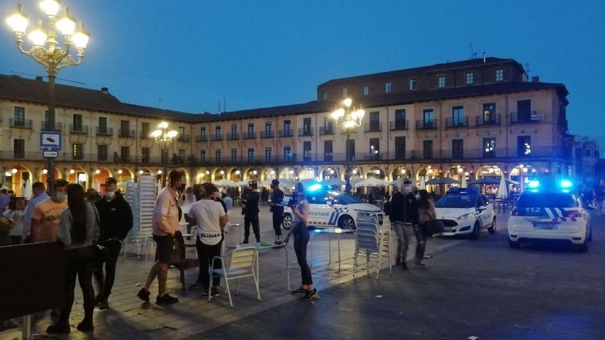 Desalojo de la Plaza Mayor de León durante los toques de queda