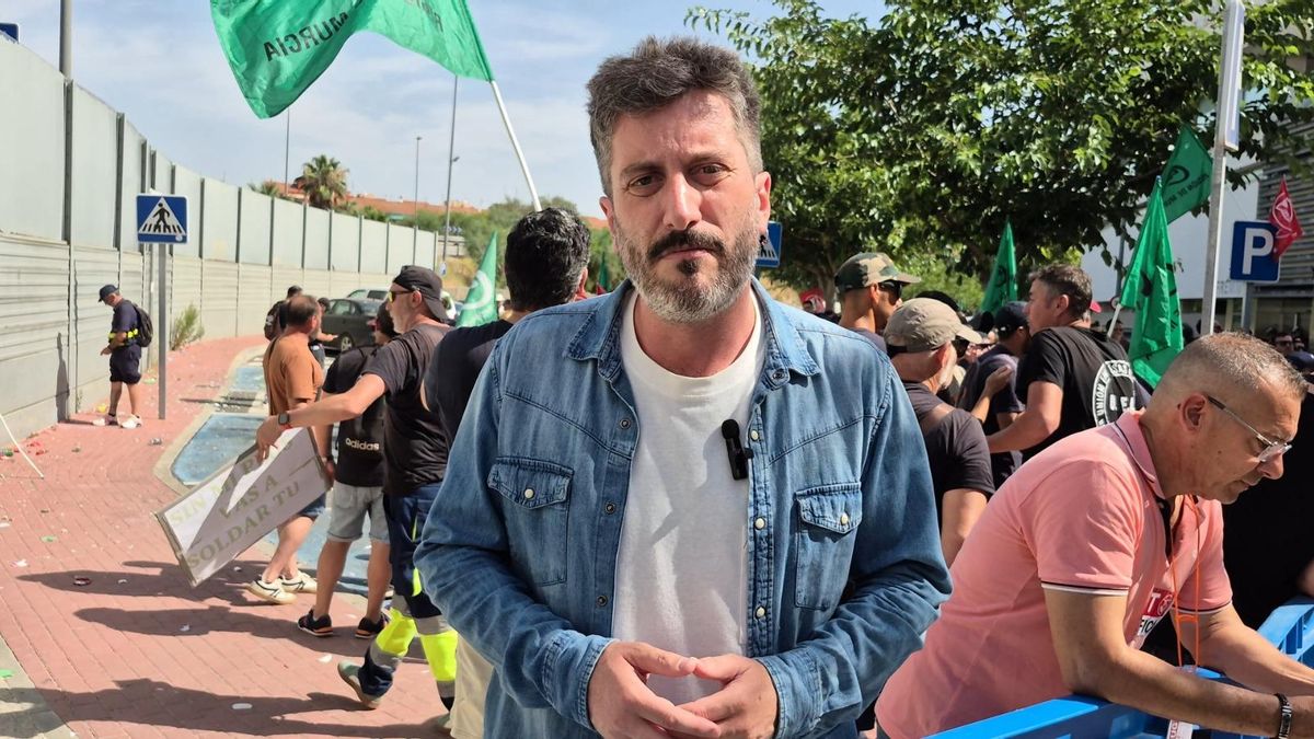 El secretario de comunicación morado en la Región, Víctor Egío, ha acompañado a los trabajadores de la industria auxiliar de Navantia, que se han concentrado a las puertas de la patronal