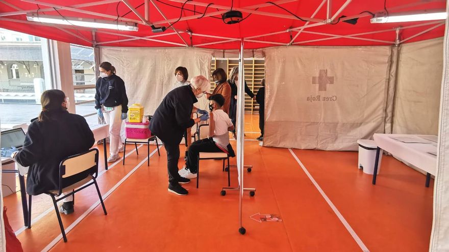 El proceso de vacunación contra la COVID-19 en el CEIP Balmes de València.