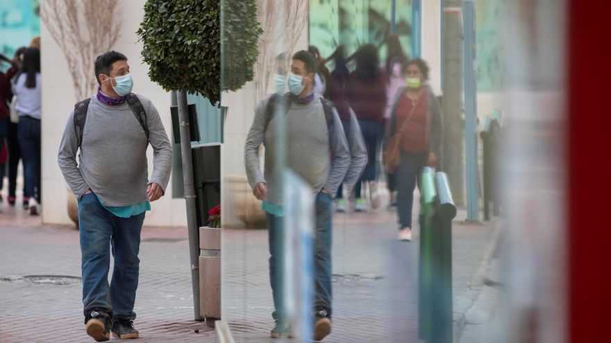 Un vecino del municipio murciano de Torre Pacheco camina este lunes por la calle Mayor.Torre Pacheco que está en nivel extremo, seguirá con el cierre perimetral, además de permitirse solo el servicio en terraza en los establecimientos hosteleros. EFE/Marcial Guillén