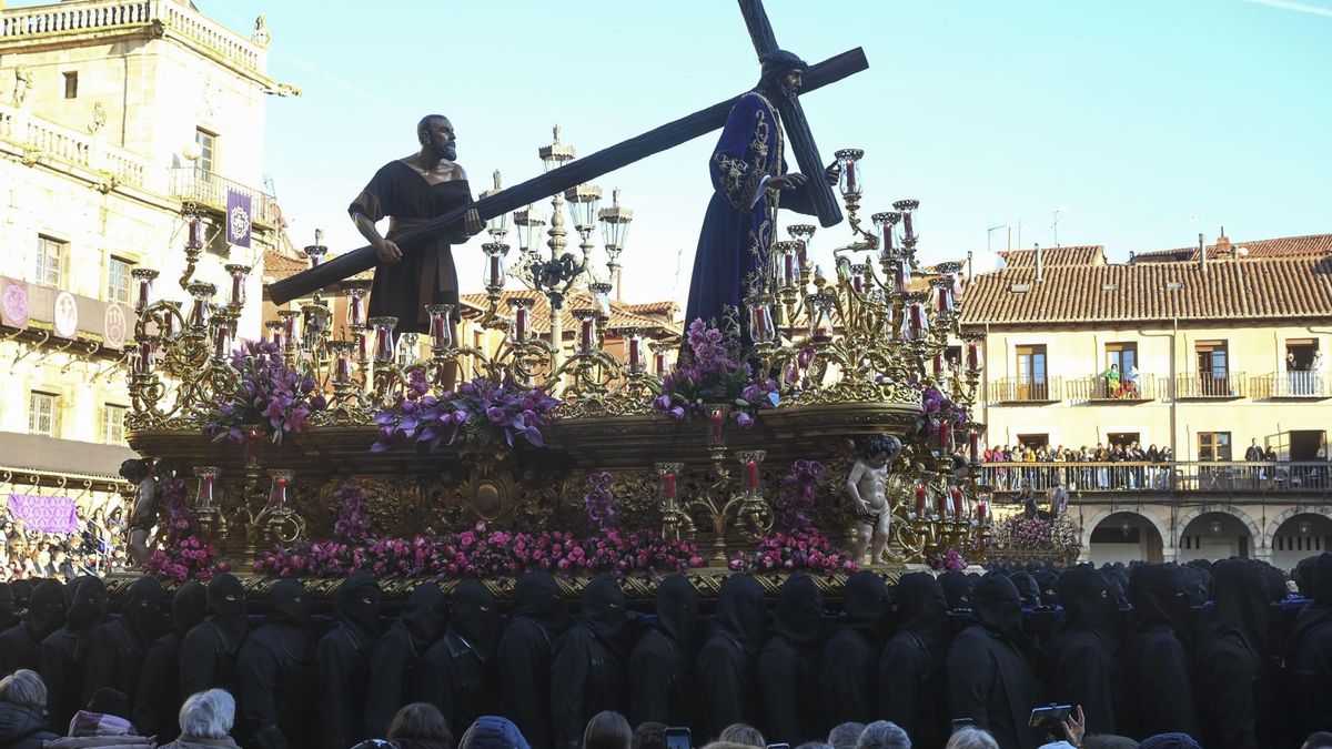 Procesión de Los Pasos de Viernes Santo, en León.