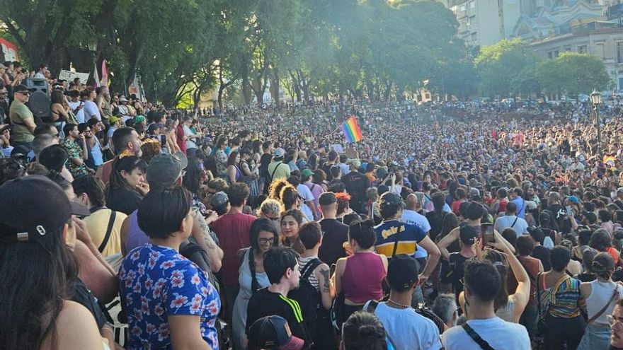 Masiva asamblea en Parque Lezama en rechazo a la avanzada del Gobierno contra la diversidad sexual