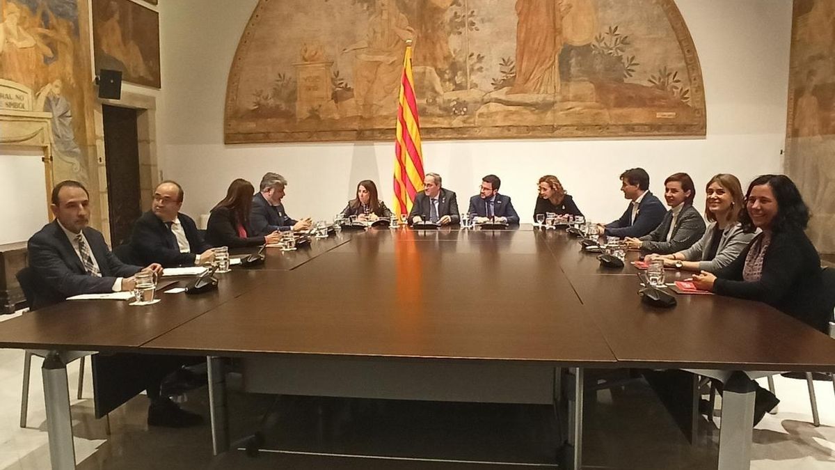 Los comuns llevan a la mesa de partidos un calendario que fija elecciones en abril o mayo