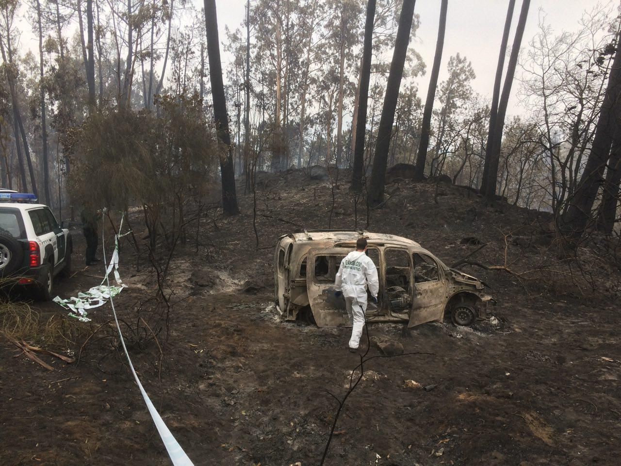 Furgoneta en la que fallecieron dos personas atrapadas por el fuego en Chandebrito (Nigrán)