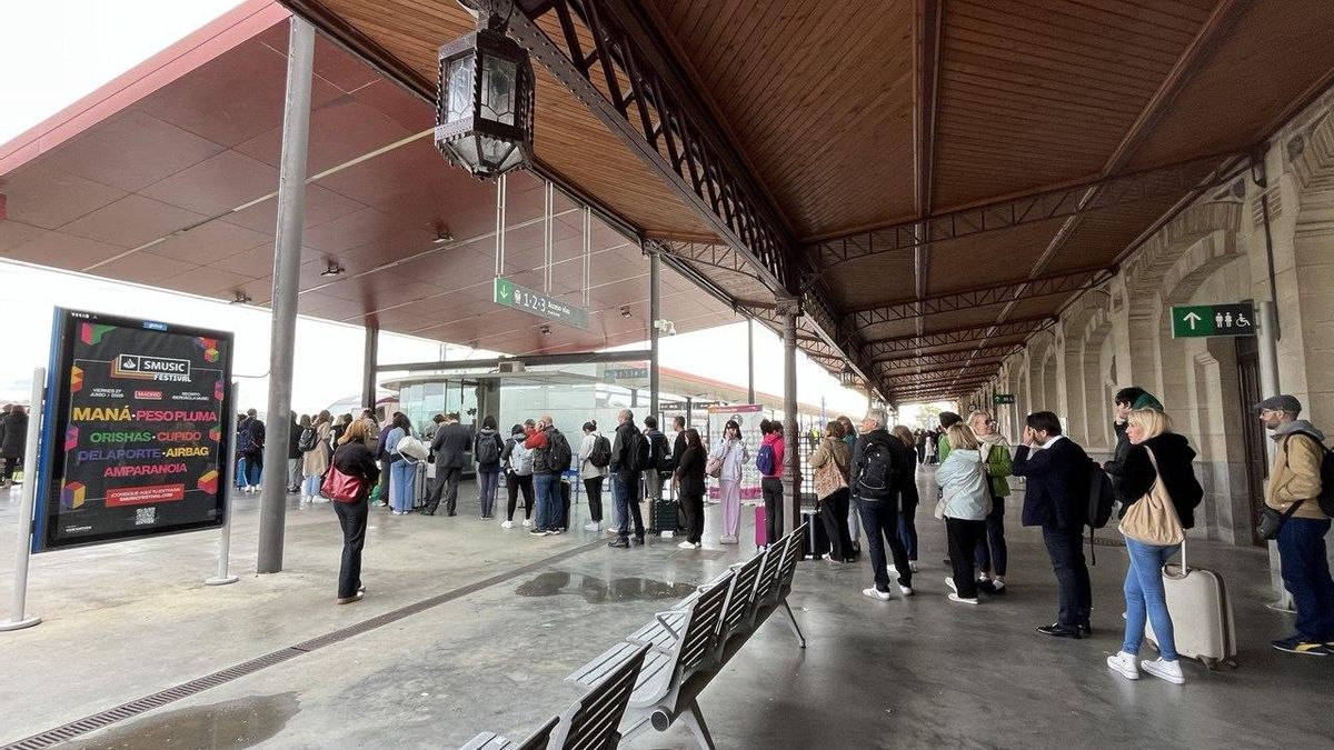 Viajeros que esperan en la estación de Santa Bárbara de Toledo para tomar un tren a Madrid el 5 de mayo tras el robo de cable en 5 puntos de la provincia de Toledo