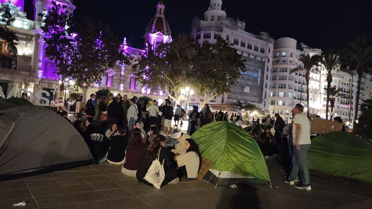 Un grupo de manifestantes acampa en la Plaza del Ayuntamiento de Valencia.