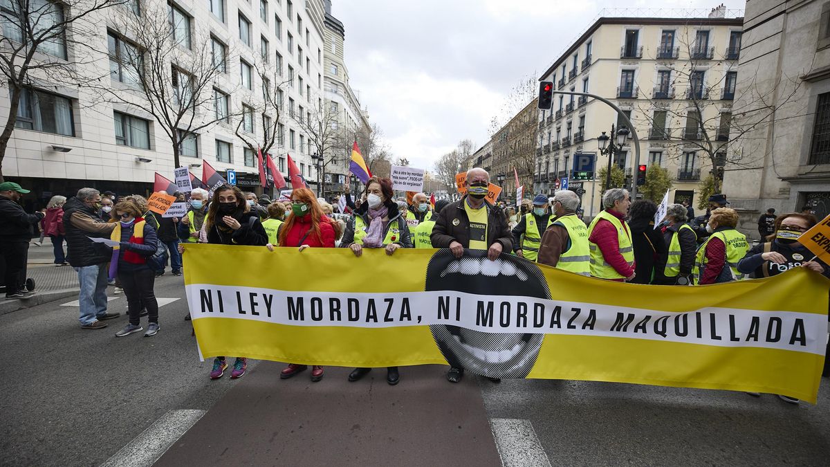 Varias personas con una pancarta que reza 'Ni ley mordaza, ni mordaza maquillada' en una manifestación contra la ley mordaza, a 13 de febrero de 2022, en Madrid (España).