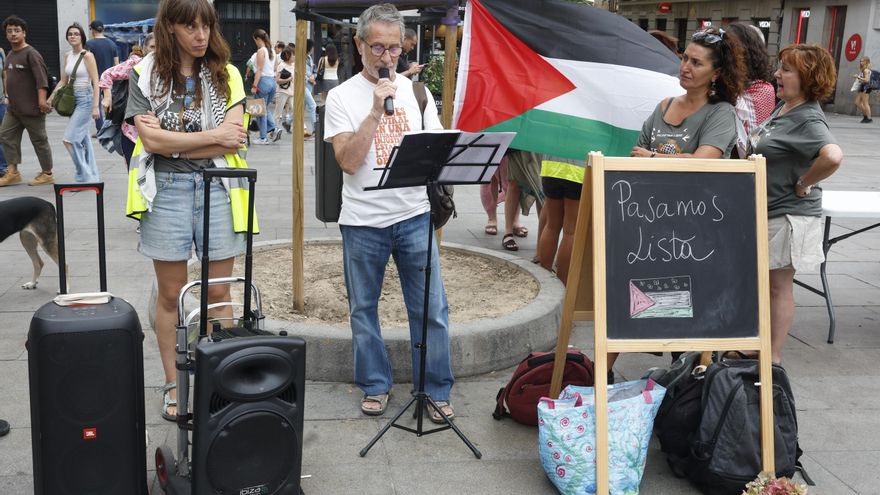 Los profesores de la Marea Palestina, que mantienen un encierro en el Círculo de Bellas Artes para reclamar el embargo de armas a Israel, van a "pasar lista" de forma simbólica a los 18.500 niños muertos en Gaza, cuyos nombres se leerán a lo largo del día como en un aula de colegio. EFE/ J.P. Gandul