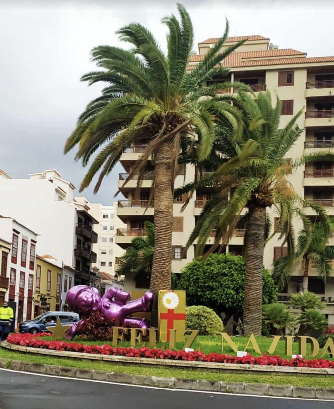 Decoración navideña afectada por el viento, este lunes, en la rotonda de la Plaza de la Constitución, en Santa Cruz de La Palma.