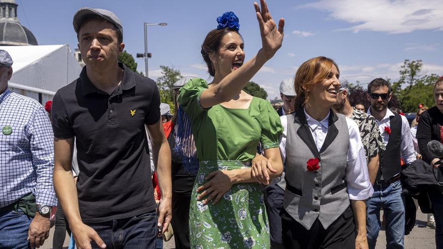 Las candidatas de Más Madrid a la Presidencia de la Comunidad, Mónica García (d), y a la Alcaldía de Madrid, Rita Maestre (c) y el líder de Más País, Íñigo Errejón (i) vistan este lunes La Pradera de San Isidro.