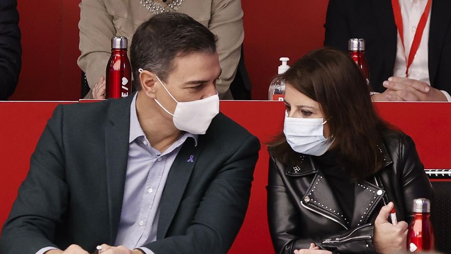 El presidente del Gobierno y secretario general de los socialistas, Pedro Sánchez, y la vicesecretaria general del partido, Adriana Lastra, conversan durante el Comité Federal del PSOE celebrado este domingo. EFE/ Emilio Naranjo