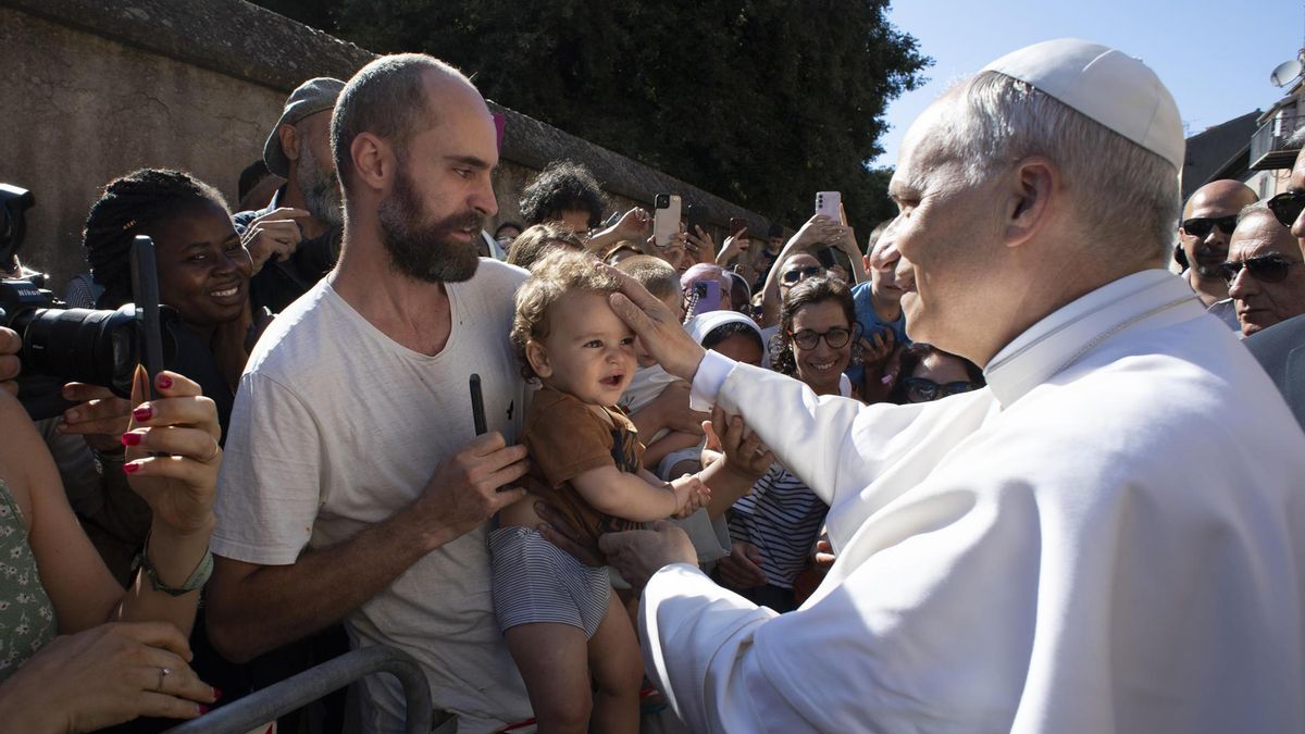 El papa León XIV bendice a los fieles a su llegada el pasado 7 de julio a la Villa Barberini en la localidad italiana de Castel Gandolfo.