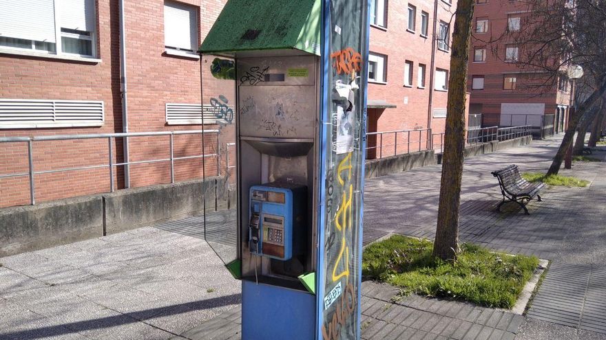 Cabina de teléfono en la calle Monasterio de Iratxe, en Vitoria