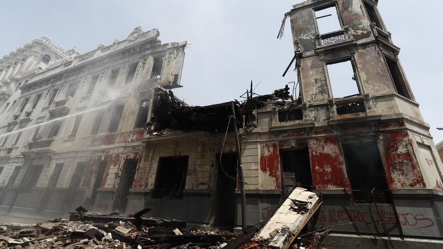 Crisis en Perú: incendios en el sur y manifestaciones en las calles de Lima