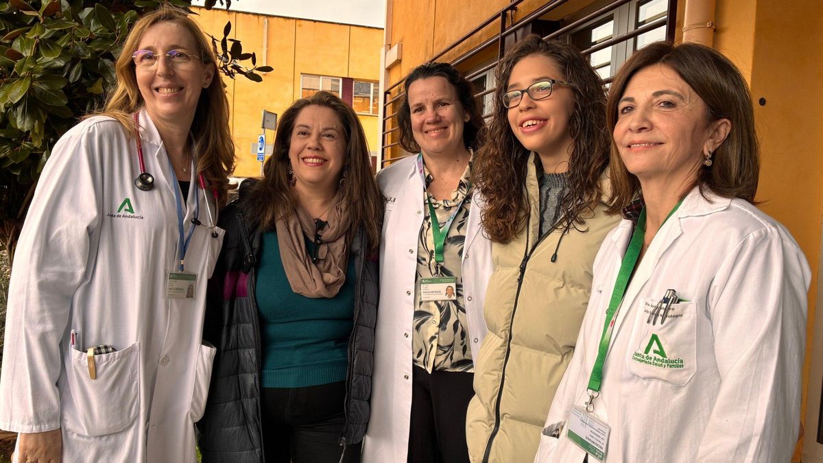 Yolanda Pedrosa junto a su hija, junto a sanitarias del Reina Sofía.