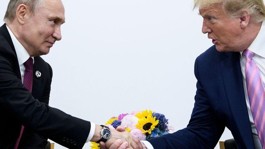 Qué une a Trump con Putin: una larga historia de negocios, resentimiento y más de un enigma