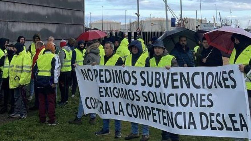 Un grupo de agricultores corta el acceso durante una hora al Puerto de Gijón