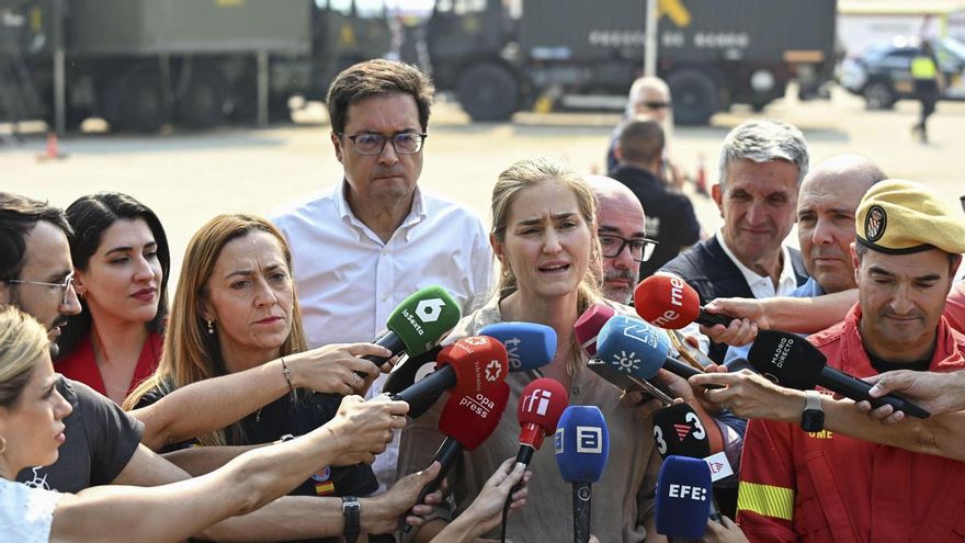 La vicepresidenta tercera y ministra de Transición Ecológica y Reto Demográfico Sara Aagesen, el ministro para la Transformación Digital y de la Función Pública Óscar López, el delegado del Gobierno en Madrid, Francisco Martín, y la directora general de Protección Civil, Virginia Barcones, en el puesto de mando avanzado de Navalcarnero (Madrid), desde donde se hace seguimiento de los graves incendios en la Comunidad de Madrid, Toledo y la provincia de Ávila, este domingo. EFE/ Fernando Villar