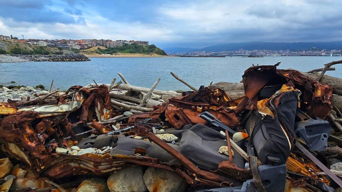 Chasis y asientos de un coche sobre las rocas.