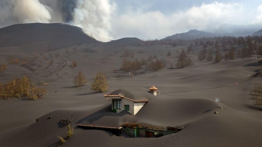 La ceniza sepulta por completo casas a los pies del volcán de La Palma