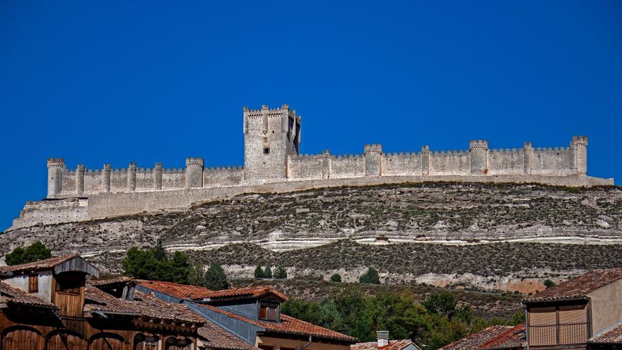 La fortaleza medieval con 200 metros de muralla sobre un cerro estratégico para dominar tres valles en la Ribera del Duero