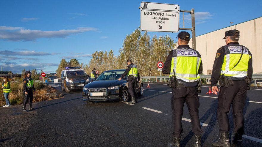 Vista del control de la Policía Nacional parando los vehículos que salen de la Comunidad Foral y se dirigen hacia Logroño o a las localidades alavesas de Oyón o Laguardia. EFE/Raquel Manzanares