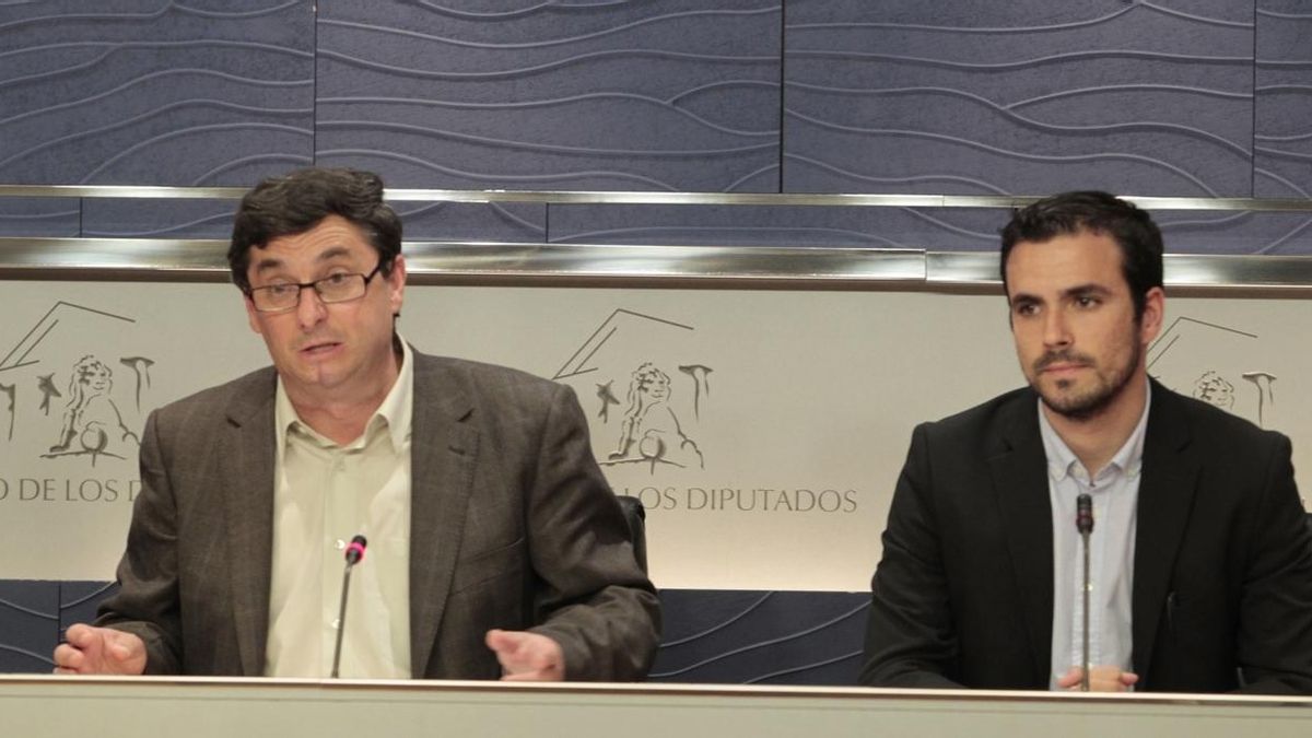 IU subraya que no ha aceptado ninguna condición de Podemos y que su única línea roja es su propia "existencia"