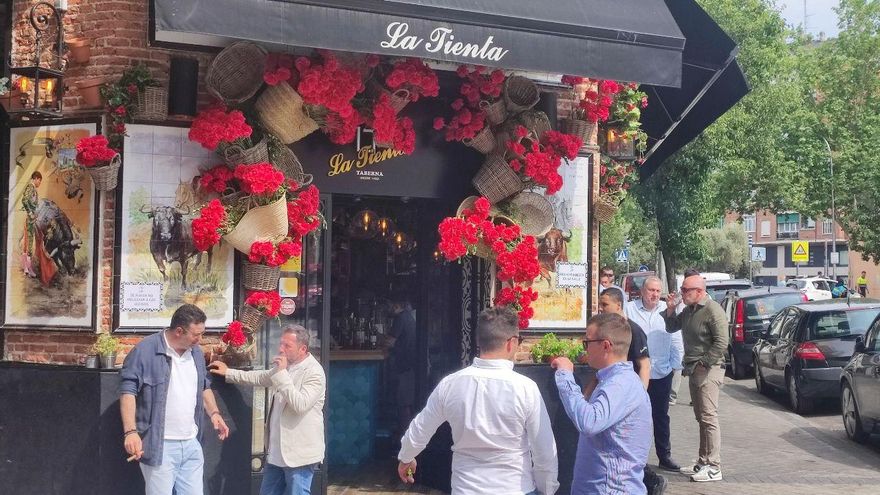Faena difícil para Almeida ante vecinos y hosteleros de Las Ventas: “Entre que nadie va a los toros y las multas, es una ruina”