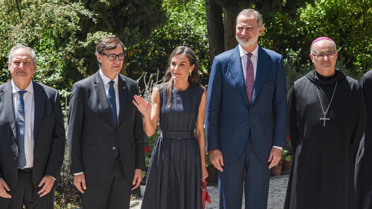 Los Reyes Felipe VI y Letizia llegan al Monasterio de Montserrat