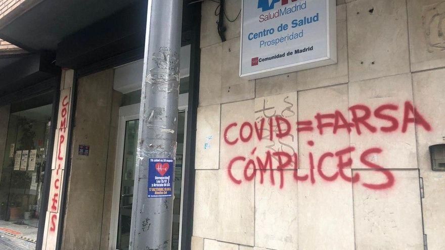 Pintadas negacionistas en el Centro de Salud de Prosperidad en Madrid.