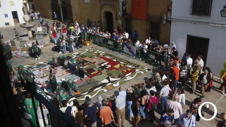 La alfombra floral en recuerdo a Julio Romero de Torres, en imágenes