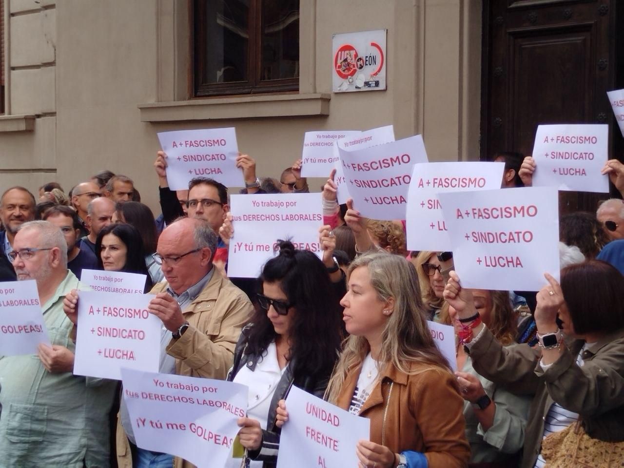 "A más fascismo, más sindicato, más lucha", carteles de los asistentes a la concentración.