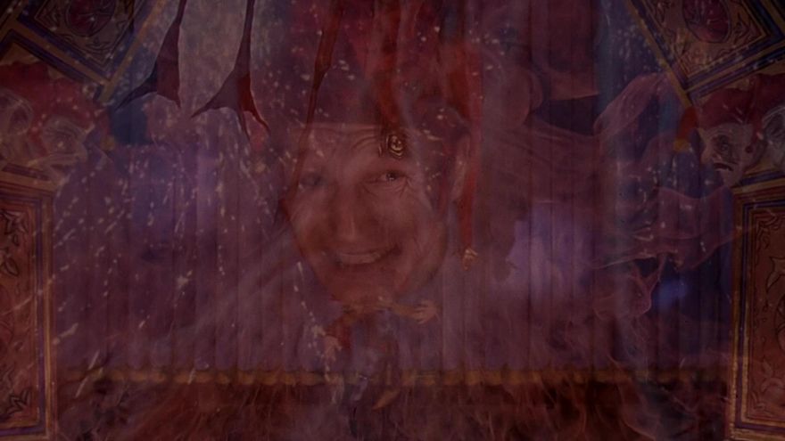 Telones teatrales y máscaras en un fotograma grotesco que nos recuerda la naturaleza guiñolesca de la propuesta