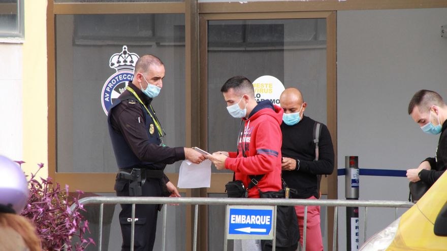 Vista del control policial en el interior del puerto de Ceuta. EFE/ Reduan Dris/Archivo