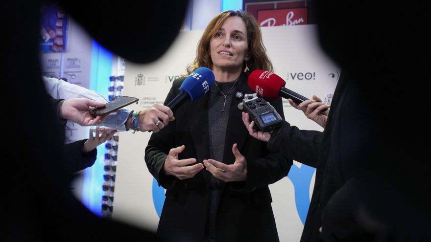 Mónica García durante la presentación del Plan VEO, una concesión directa de ayudas para la adquisición de gafas, lentes graduadas y lentes de contacto destinadas a personas de 16 años o menos, este martes en Madrid.