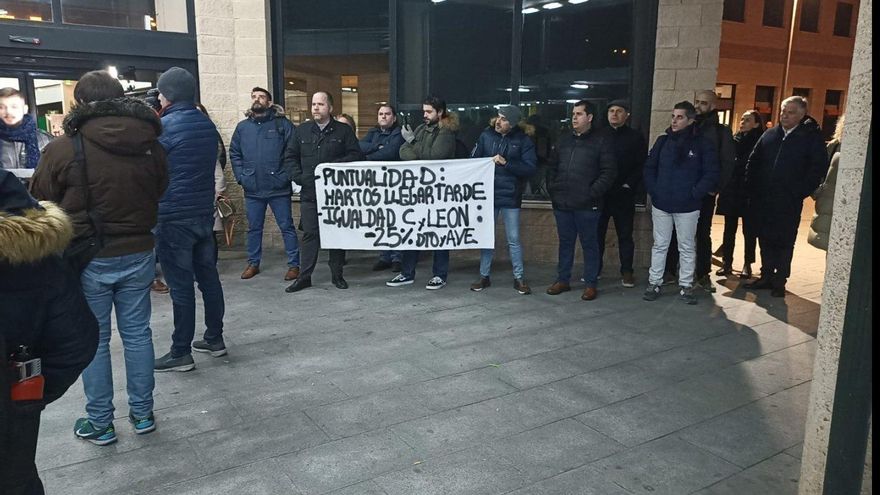 Protesta de usuarios del Avant Madrid-Ciudad Real-Puertollano por la falta de puntualidad de los trenes