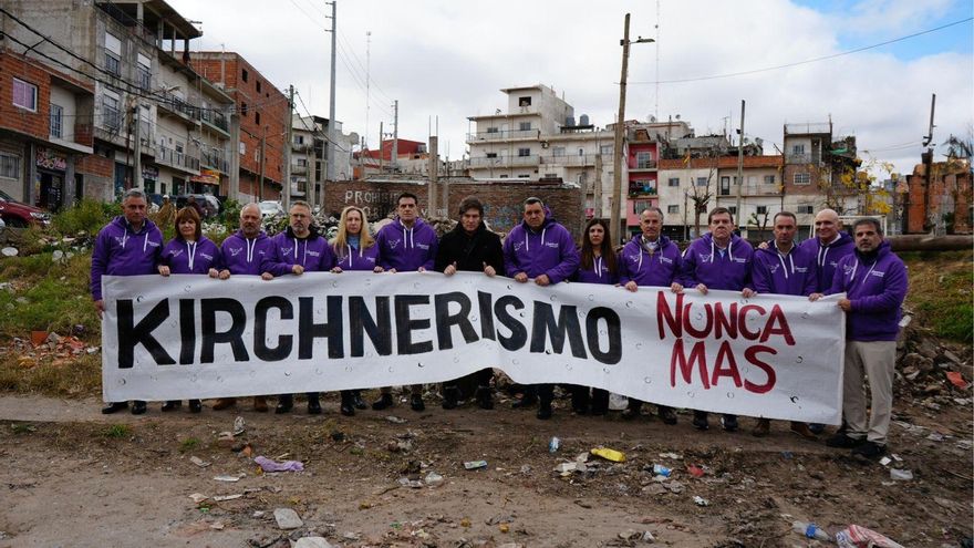 Milei vistió de violeta a macristas y banalizó el símbolo del Nunca Más para lanzar la campaña libertaria bonaerense