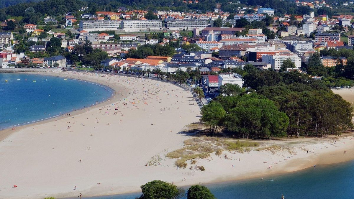 Rodeada de historia y naturaleza: todo lo que puedes descubrir en una de las playas más impresionantes de la costa gallega