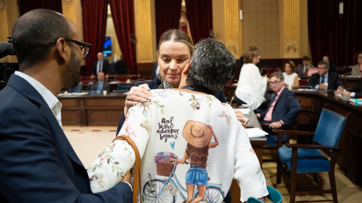 Prohens abraza a la mujer desahuciada.