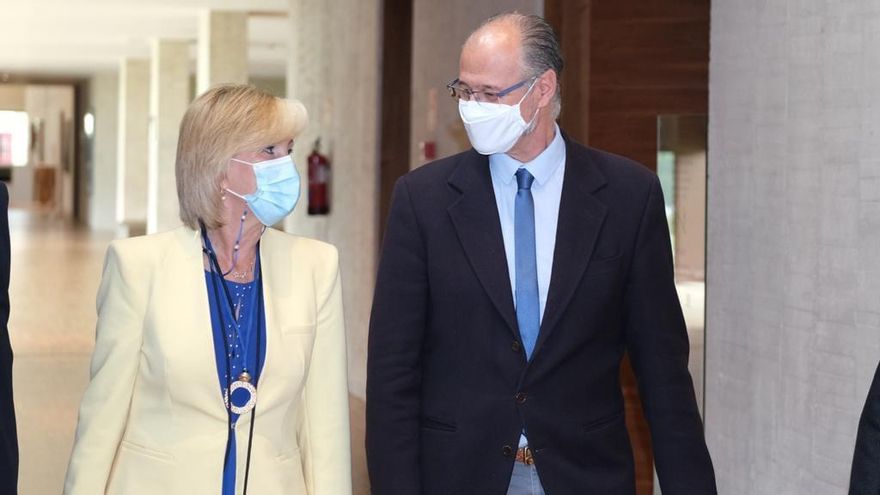 La consejera de Sanidad, Verónica Casado, y el presidente de las Cortes de Castilla y León, Luis Fuentes.