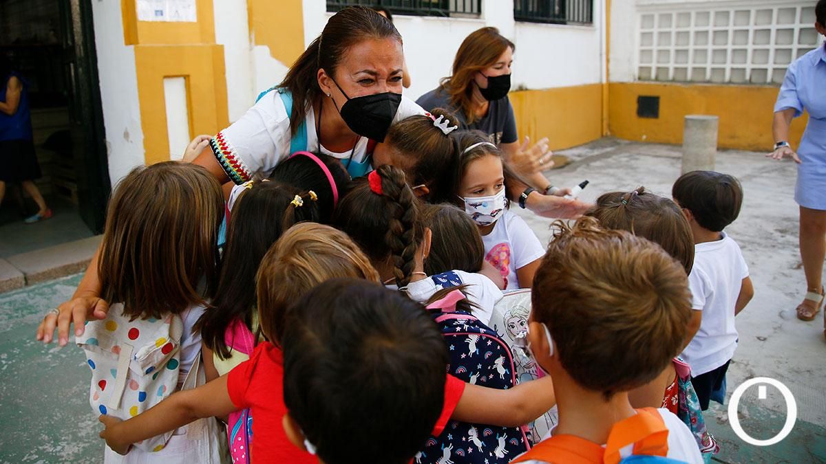 Abrazos y lágrimas en la vuelta al cole de un nuevo curso en pandemia