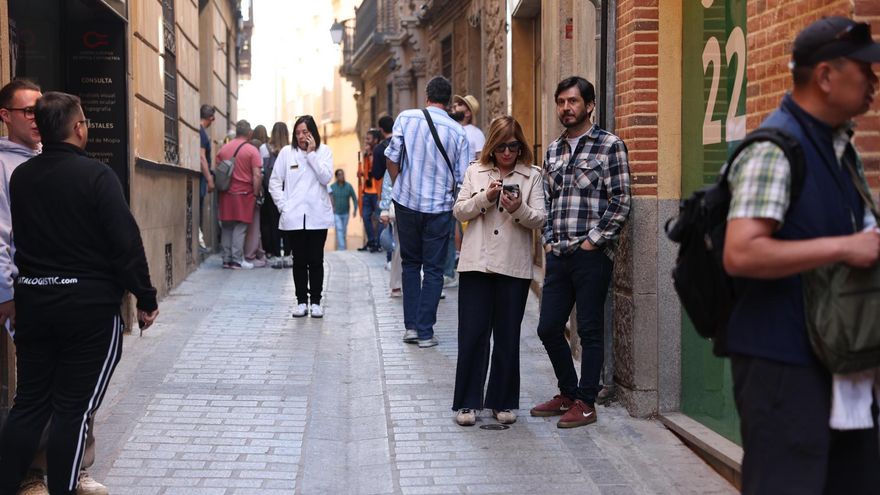 Trabajadores y viandantes tratan de conectar con sus móviles en Valladolid. El suministro eléctrico se interrumpe en toda España por causas aún desconocidas. EFE/Ismael Herrero